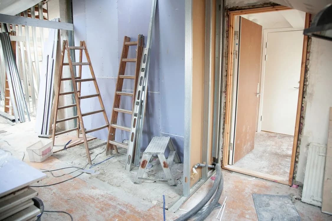Reforma de cocina en Estepona con acabados luminosos y apertura al salón