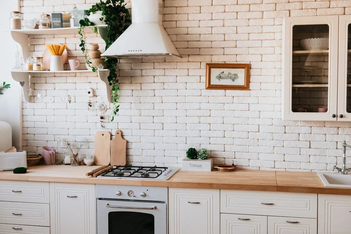 Reforma de cocina en Marbella con apertura al salón e isla — proyecto representativo